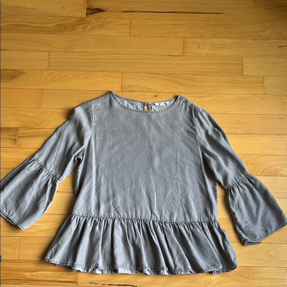 beachlunchlounge Gray Peplum Blouse